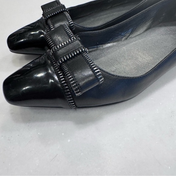 Stuart Weitzman Blk Leather & Blk Patent cap toe silver Chain Bow Flats Size 6 - Picture 8 of 13